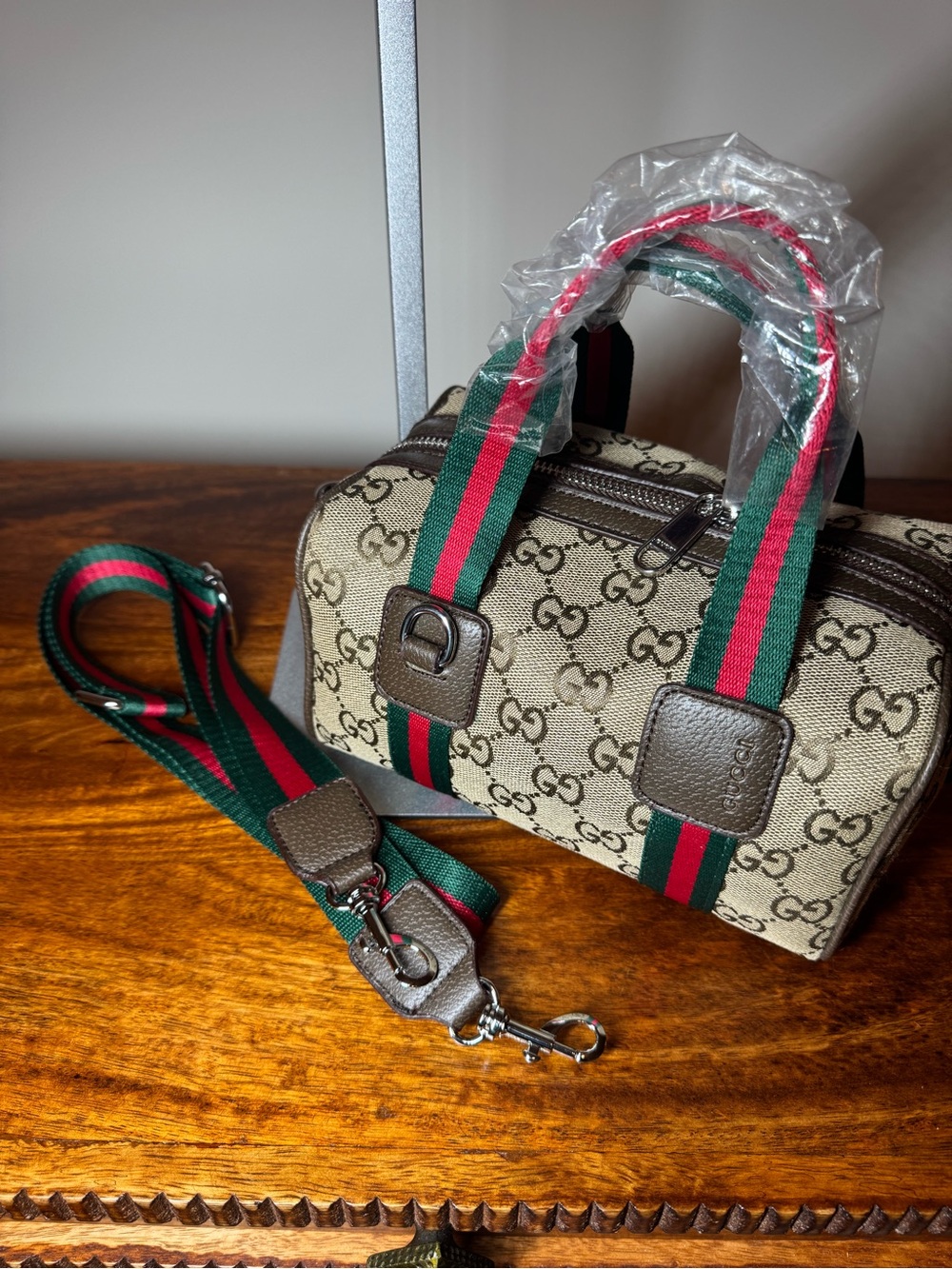 Mini Bag with Green-Red Straps; No Brand - Picture 6 of 11